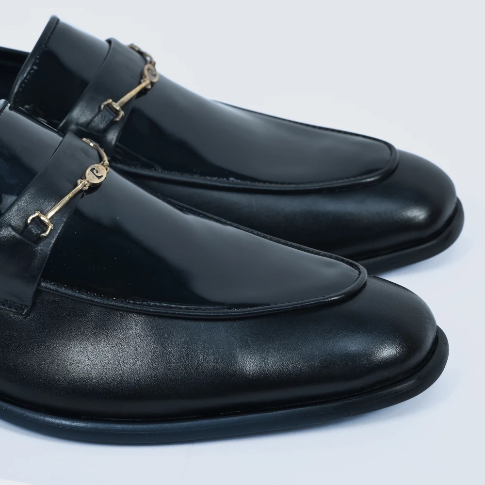 Chaussure homme en vernis noir à lacets vue de profil