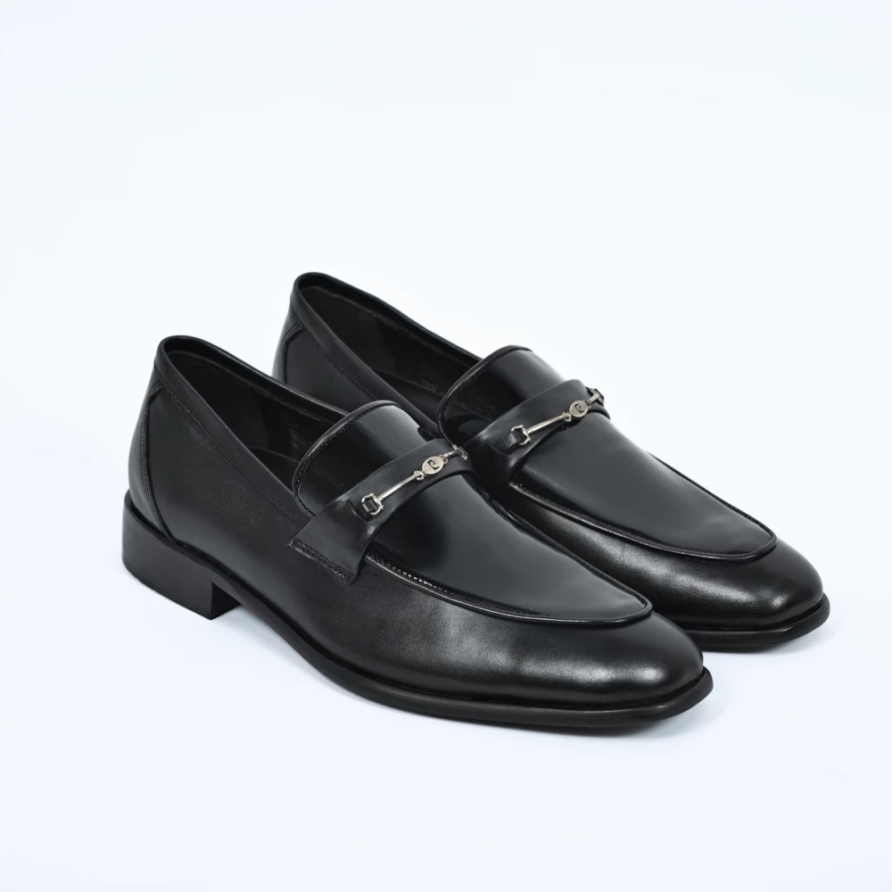 Chaussure homme en vernis noir à lacets vue de profil