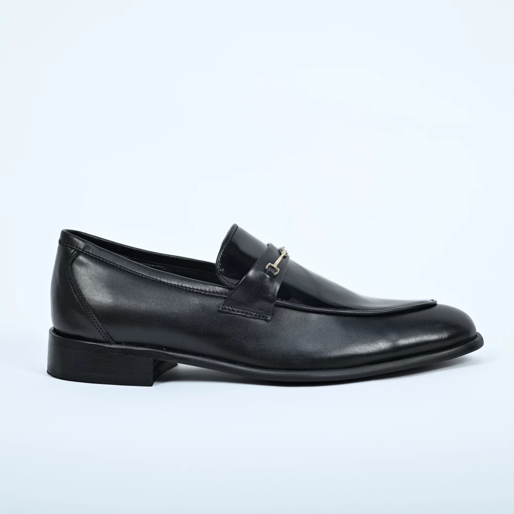 Chaussure homme en vernis noir à lacets vue de profil